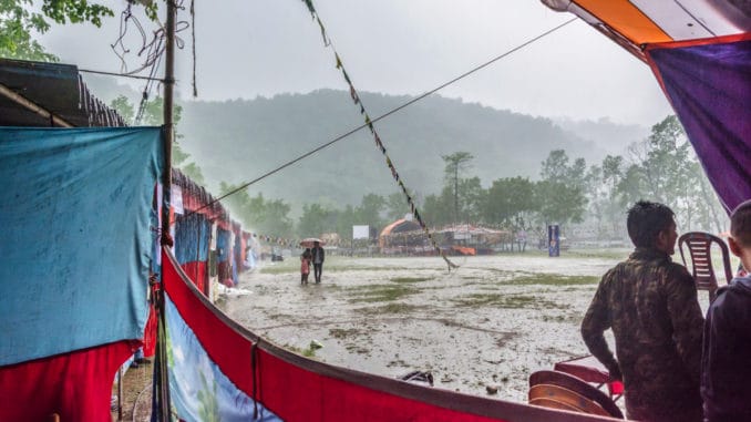 Starker Regen vertrieb alle Touristen im Park Pokhara