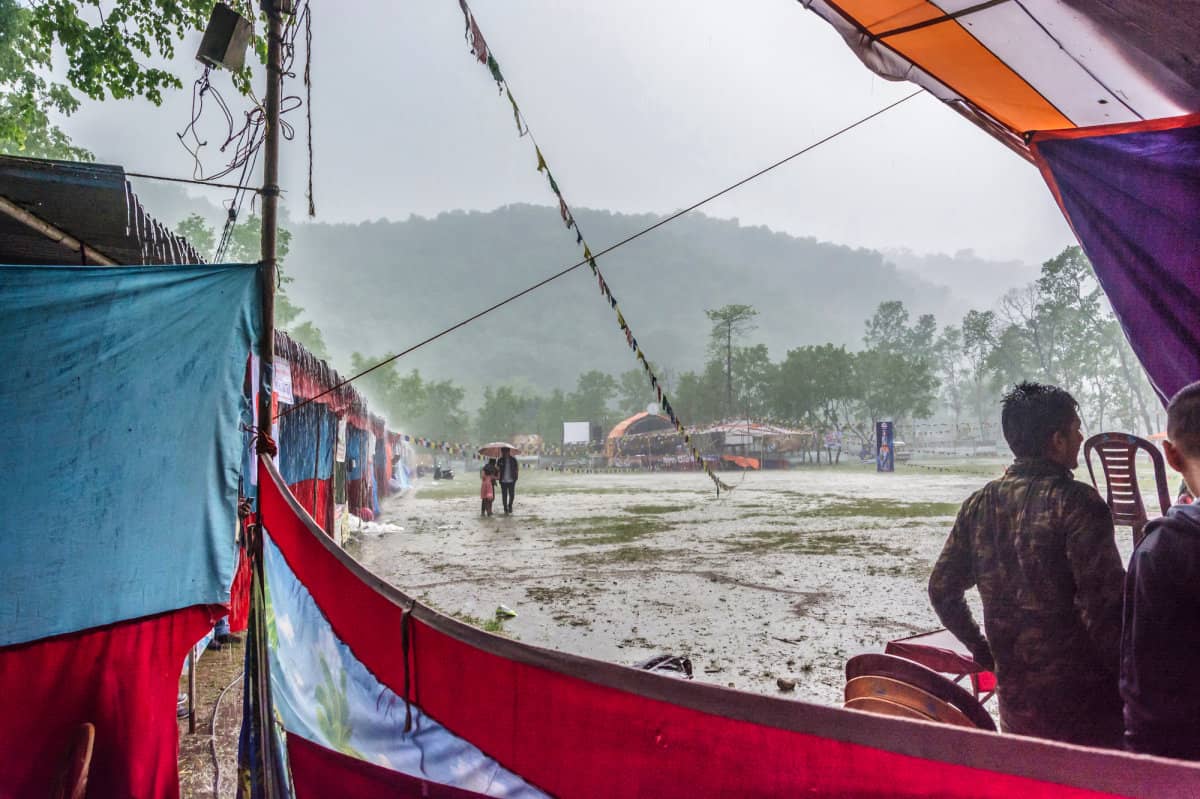 Starker Regen vertrieb alle Touristen im Park Pokhara